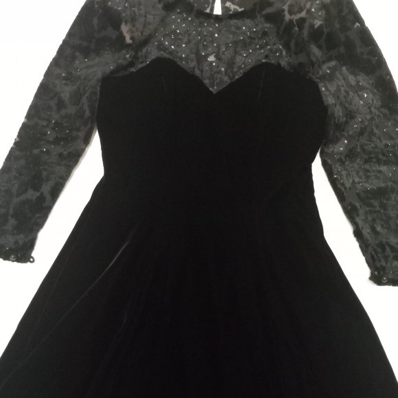 Beautiful vintage velvet black dress - Picture 1 of 6